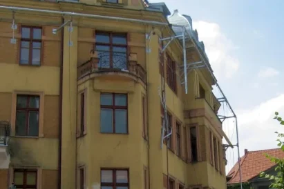 Montaż konstrukcji nośnej oraz reklamy napinanej z siatki mesh.
