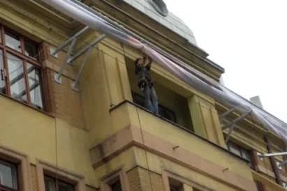 Montaż konstrukcji nośnej oraz reklamy napinanej z siatki mesh.