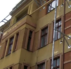 Montaż konstrukcji nośnej oraz reklamy napinanej z siatki mesh.