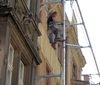 Montaż konstrukcji nośnej oraz reklamy napinanej z siatki mesh.