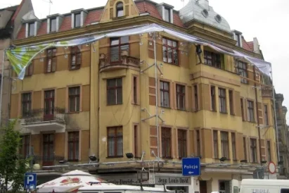 Montaż konstrukcji nośnej oraz reklamy napinanej z siatki mesh.