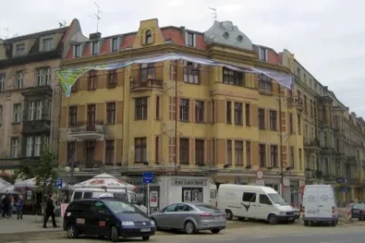 Montaż konstrukcji nośnej oraz reklamy napinanej z siatki mesh.