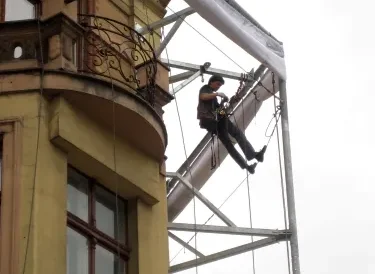 Montaż konstrukcji nośnej oraz reklamy napinanej z siatki mesh.