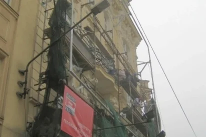 Montaż konstrukcji nośnej pod reklamę wielkoformatową z siatki mesh.