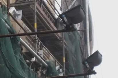 Montaż konstrukcji nośnej pod reklamę wielkoformatową z siatki mesh.