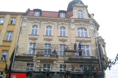 Montaż konstrukcji nośnej pod reklamę wielkoformatową z siatki mesh.