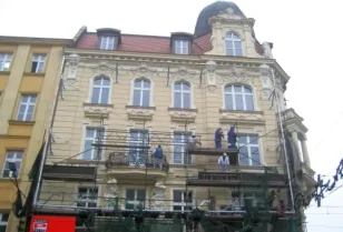 Montaż konstrukcji nośnej pod reklamę wielkoformatową z siatki mesh.
