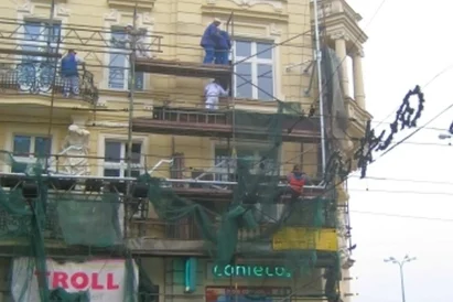 Montaż konstrukcji nośnej pod reklamę wielkoformatową z siatki mesh.