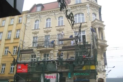 Montaż konstrukcji nośnej pod reklamę wielkoformatową z siatki mesh.