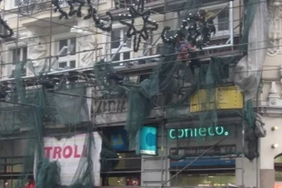 Montaż konstrukcji nośnej pod reklamę wielkoformatową z siatki mesh.