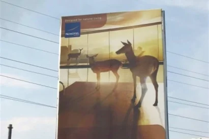 Montaż konstrukcji pylonu oraz reklamy.
