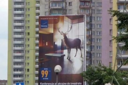 Montaż konstrukcji pylonu oraz reklamy.