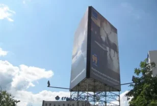 Montaż konstrukcji pylonu oraz reklamy.