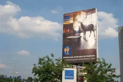 Montaż konstrukcji pylonu oraz reklamy.