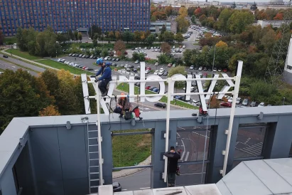 prace na wysokości, logotyp świetlny - Katowice