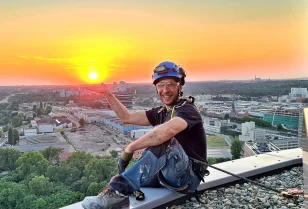 Transport i montaż logotypu świetlnego - Katowice