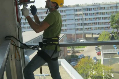Montaż i testowanie strukturalnych punktów asekuracyjnych EN795 klasy A1.