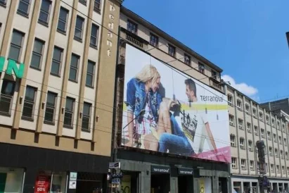 Montaż wielkoformatowej reklamy napinanej - Katowice