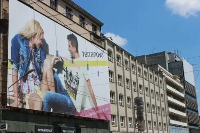 Montaż wielkoformatowej reklamy napinanej - Katowice