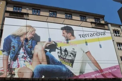 Montaż wielkoformatowej reklamy napinanej - Katowice
