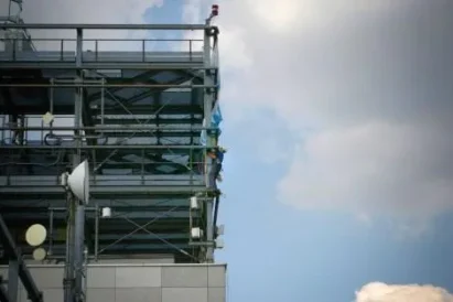 Montaż wielkoformatowej reklamy napinanej z siatki mesh na najwyższym budynku na Śląsku - 125m.