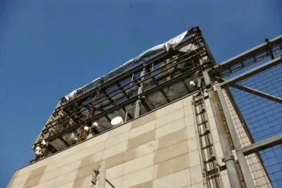 Montaż wielkoformatowej reklamy napinanej z siatki mesh na najwyższym budynku na Śląsku - 125m.