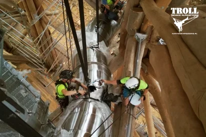 Prace na wysokości - montaż zjeżdżalni | TROLL Techniki Alpinistyczne | Katowice