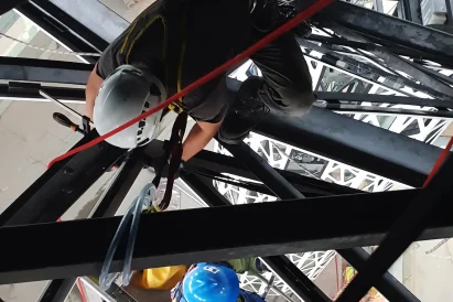 Prace na wysokości Katowice | Montaż konstrukcji stalowych | TROLL Techniki Alpinistyczne