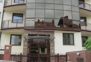Mycie elewacji budynku biurowego przy wykorzystaniu technik alpinistycznych.