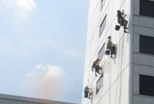 Mycie elewacji przy wykorzystaniu technik alpinistycznych.