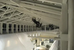 Mycie świetlików nad holem głównym przy wykorzystaniu technik alpinistycznych.