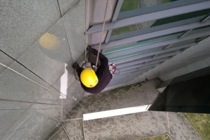 Naprawa elewacji systemowej przy wykorzystaniu technik alpinistycznych.
