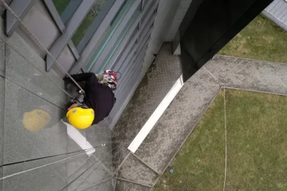 Naprawa elewacji systemowej przy wykorzystaniu technik alpinistycznych.