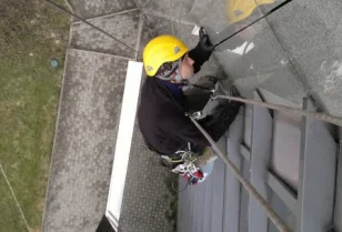 Naprawa elewacji systemowej przy wykorzystaniu technik alpinistycznych.