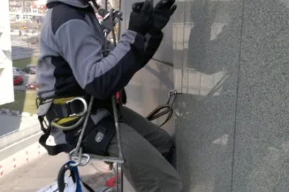 Naprawa elewacji systemowej przy wykorzystaniu technik alpinistycznych.