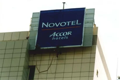 Montaż kasetonu świetlnego na elewacji hotelu