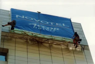 Montaż reklamy wielkoformatowej - kasetonu świetlnego na elewacji hotelu