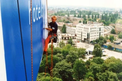 Montaż kasetonu świetlnego na elewacji hotelu