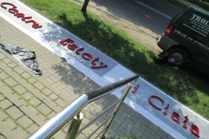 Renowacja konstrukcji reklamowej. Prace z wykorzystaniem technik alpinistycznych.