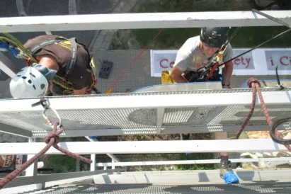 Renowacja konstrukcji reklamowej. Prace z wykorzystaniem technik alpinistycznych.