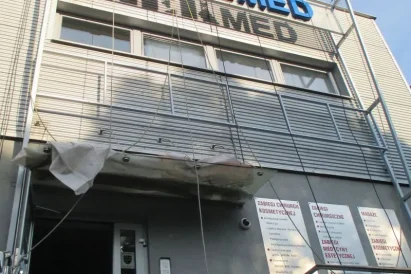 Renowacja konstrukcji reklamowej. Prace z wykorzystaniem technik alpinistycznych.