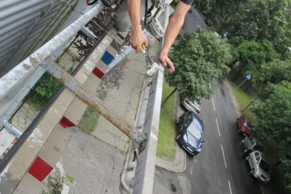 Renowacja konstrukcji reklamowej. Prace z wykorzystaniem technik alpinistycznych.