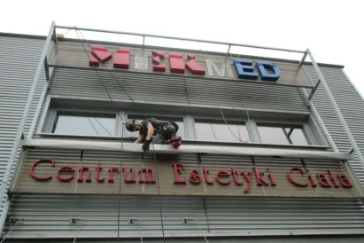 Renowacja konstrukcji reklamowej. Prace z wykorzystaniem technik alpinistycznych.