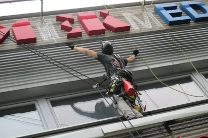 Renowacja konstrukcji reklamowej. Prace z wykorzystaniem technik alpinistycznych.