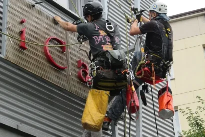 Renowacja konstrukcji reklamowej. Prace z wykorzystaniem technik alpinistycznych.