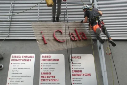 Renowacja konstrukcji reklamowej. Prace z wykorzystaniem technik alpinistycznych.