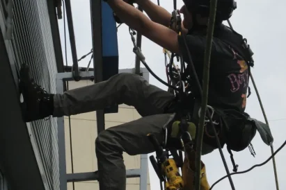 Renowacja konstrukcji reklamowej. Prace z wykorzystaniem technik alpinistycznych.
