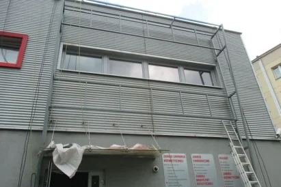 Renowacja konstrukcji reklamowej. Prace z wykorzystaniem technik alpinistycznych.