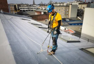Systemy asekuracji na dachu - realizacja na dachu przy pl. Wolności, Katowice
