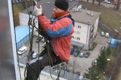 Transport i montaż liter świetlnych na elewacji budynku o wysokości 55m.